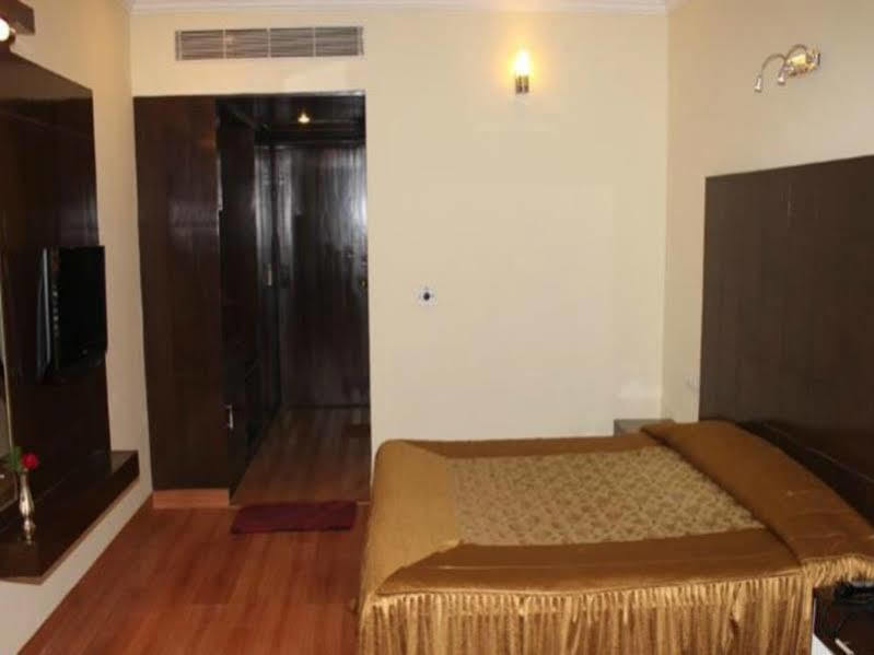 Hotel Vaibhav Váránaszi Kültér fotó