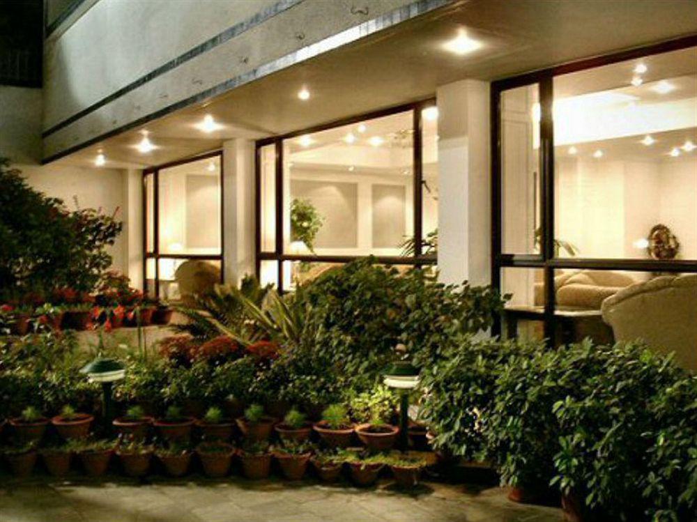 Hotel Vaibhav Váránaszi Kültér fotó